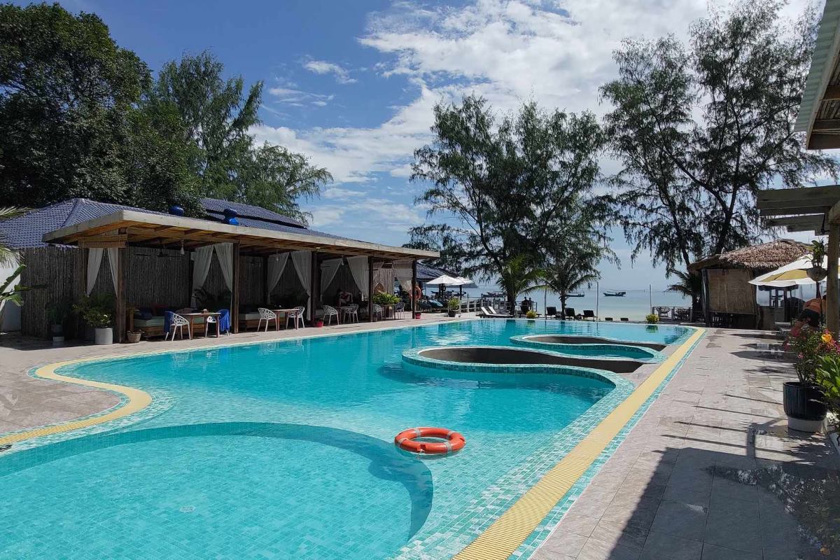 sara resort piscine à débordement