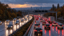 Trafic dense sur une autoroute française un soir d’automne pluvieux