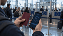 Voyageur vérifiant une alerte ETIAS sur son téléphone dans un aéroport européen