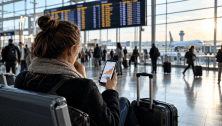 Voyageuse consultant une hausse de prix des billets dans un aéroport européen