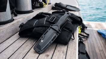 Couteau de plongée à bout émoussé fixé sur un gilet, prêt à être utilisé sur un bateau